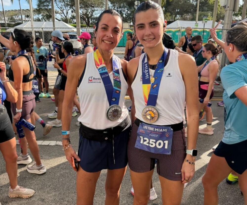 To løpere med medaljer fra Miami Marathon